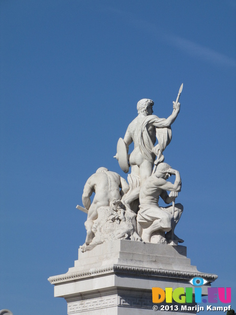 SX31686 Statue in front of Altare della Patria